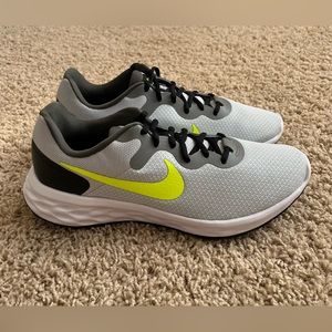 Mens size 9 Nike running shoes